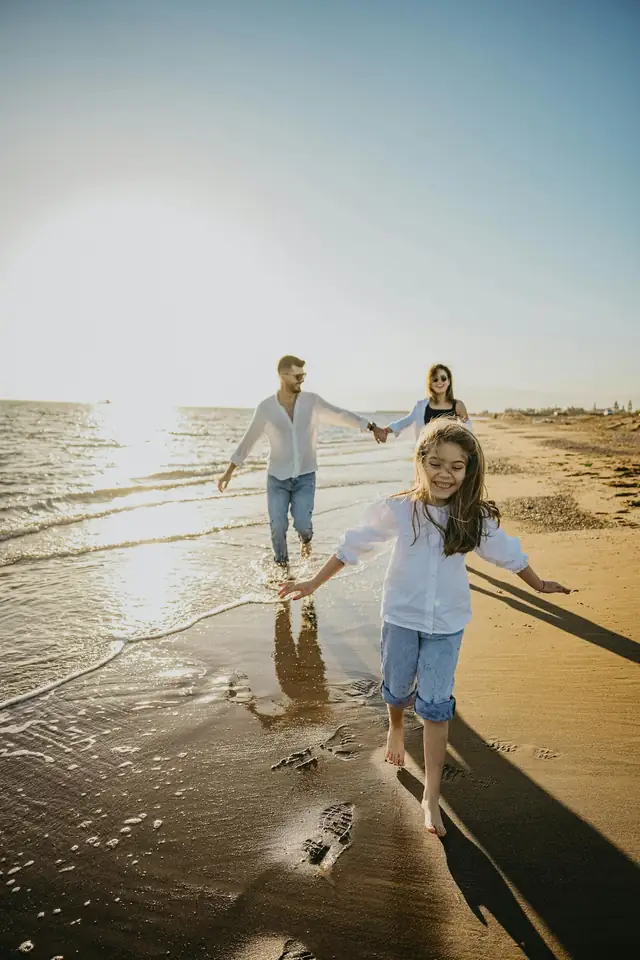 Família aproveitando momento tranquilo na praia — planejamento financeiro PrevLife Brasil